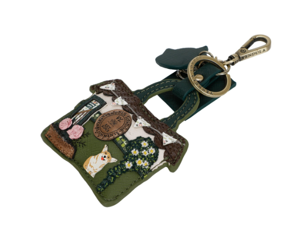 Vendula The Queen Elizabeth Pub Key Charm
