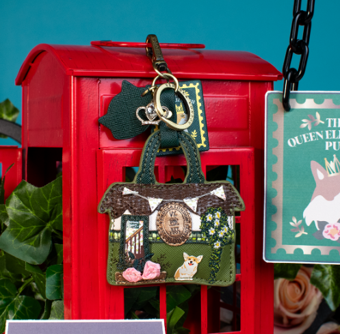 Vendula The Queen Elizabeth Pub Key Charm